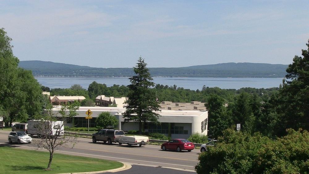 Baymont By Wyndham Petoskey Motel Exterior photo