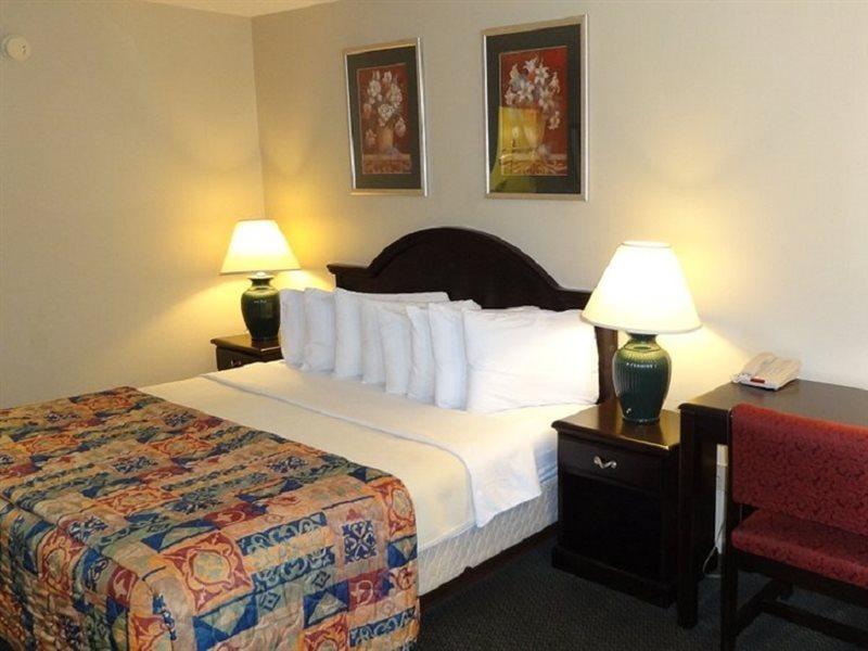 Baymont By Wyndham Petoskey Motel Exterior photo