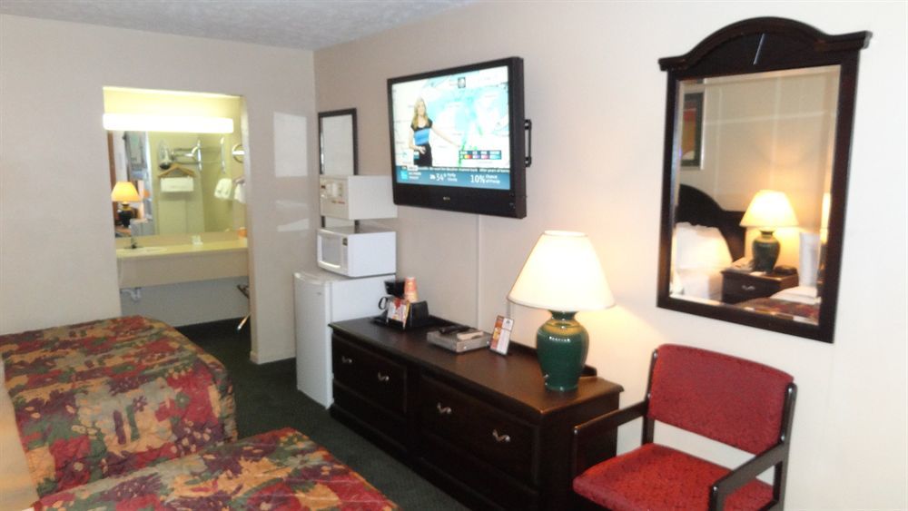 Baymont By Wyndham Petoskey Motel Exterior photo