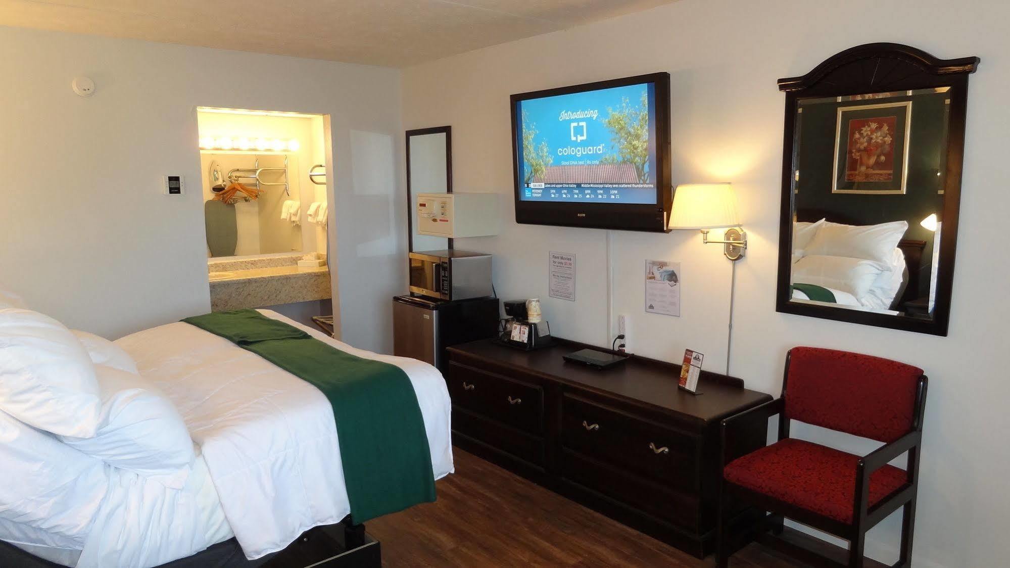 Baymont By Wyndham Petoskey Motel Exterior photo